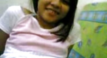 sex gái mập Fingering ở phía trước phim sex trên xe buýt của cô gái trong màu đỏ.