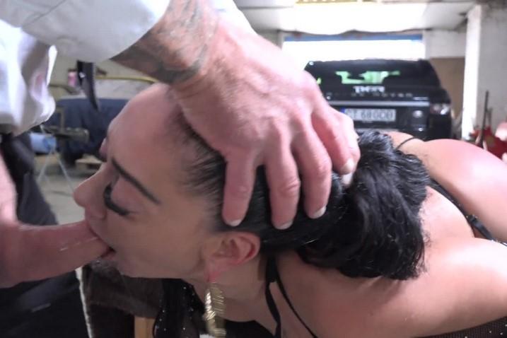 sex viet nam ren Cửa bị hỏng, cô nhân viên bị nhốt chung với quản lý cả đêm trong siêu thị